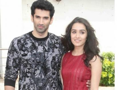 Will do anything for 'promotion'; Aditya Roy Kapoor-Shraddha Kapoor singing at the stage | ‘प्रमोशन’ के लिये कुछ भी करेगा ; आदित्य रॉय कपूर-श्रद्धा कपूरने केले स्टेजवर गायन