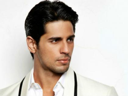 सिद्धार्थ बोलवतोय सर्फिंग करायला....