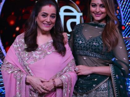 Poonam Sinha with Lake Sonakshi, on the stage of 'Om Shanti Om' stage | लेक सोनाक्षीसह पूनम सिन्हा अवतरल्या 'ओम शांति ओमच्या' मंचावर