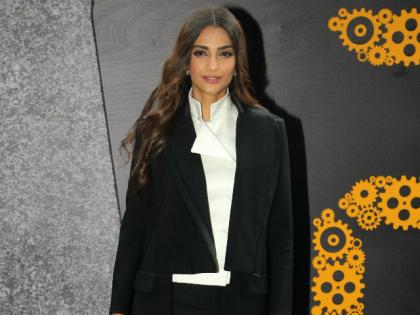 Sonam says, I am shy to say age | सोनम म्हणते, वय सांगण्यात शरम कसली