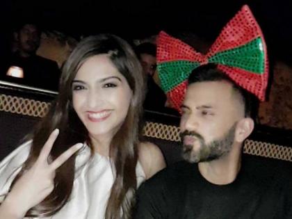 sonam kapoor draw tattoo with boyfriend anand ahuja!