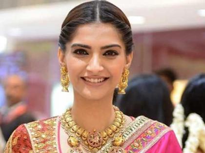 So Sonam Kapoor decided not to publish the magazine | म्हणून सोनम कपूरने घेतला पत्रिका न छापण्याचा निर्णय