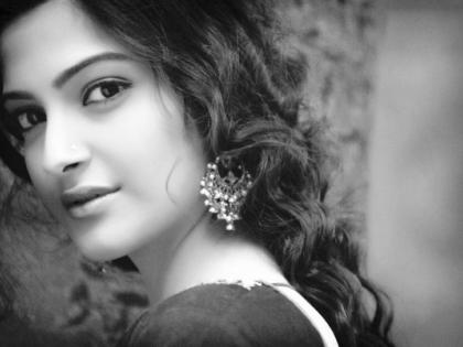 ​सोनमने जिवंत केली पडद्यावरची ‘नूतन’!