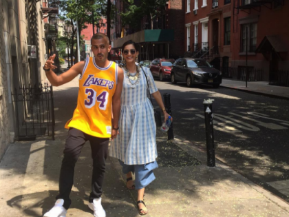 Sonam Kapoor seen walking with boyfriend Anand Ahuja on the streets of New York. | न्यूयॉर्कच्या रस्त्यावर बॉयफ्रेंड आनंद आहुजासोबत फिरताना दिसली सोनम कपूर!