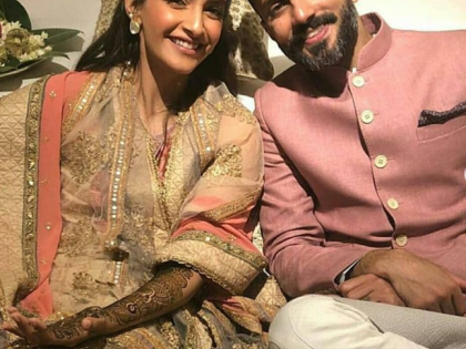 Sonam Kapoor shared with Mehdi Ceremonies with a future husband. | भावी पतीसोबत सोनम कपूरने मेहंदी सेरेमनीत असे लावले ठुमके!