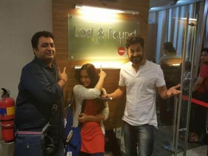 "लॉस्ट अँड फाऊंड" बोर्ड समोर स्पृहा ला दिल्या शुभेच्छा