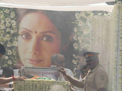 Arjun Kapoor became the father of sad eyes; See photos of Sridevi's last journey! | दु:खात वडिलांचा आधार बनला अर्जुन कपूर; पाहा श्रीदेवी यांच्या अंतिम प्रवासाचे फोटो!