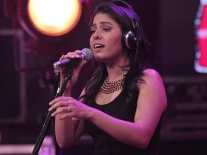 New year's Sunidhi Chauhan gave an unusual gift to her husband | नव्या वर्षांची सुनिधी चौहानने पतीला दिली अनोखी भेट.. घरी चिमुकल्याचे झाले आगमन