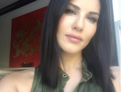 Sunny Leone returns once again to the old colors | सनी लियोनची पुन्हा एकदा जुन्या रंगात वापसी Sunny Leone returns once again to the old colors | सनी लियोनची पुन्हा एकदा जुन्या रंगात वापसी