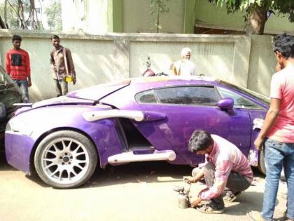 Ajay Devgn's 'Tarzan: The Wonder Car' found in scrap, photo viral on Facebook! | भंगारमध्ये आढळली अजय देवगणची ‘टार्जन : द वंडर कार’, फेसबुकवर फोटो व्हायरल!