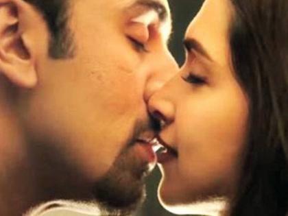 Deepika Padukone's reigning kissing scene | दीपिका पादुकोणच्या कारकिर्दीतील गाजलेले किसिंग सीन