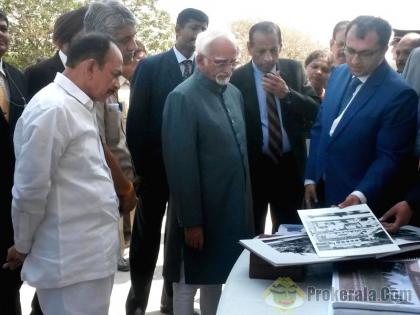 Hamid Ansari saw the Qutub Shahi Tomb | हामीद अन्सारींनी पाहिला कुतुब शाही मकबरा Hamid Ansari saw the Qutub Shahi Tomb | हामीद अन्सारींनी पाहिला कुतुब शाही मकबरा
