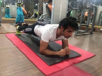 viraf patel doing exercise on set