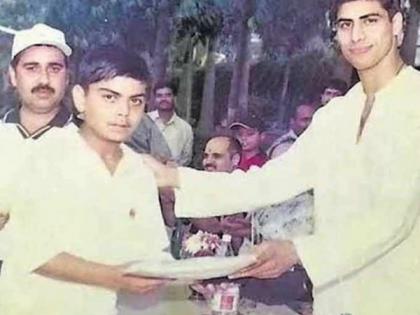 Who is the recipient of the award from Ashish Nehra? | ​आशीष नेहराकडून पुरस्कार घेणारा हा कोण?