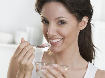 woman eat yogurtr