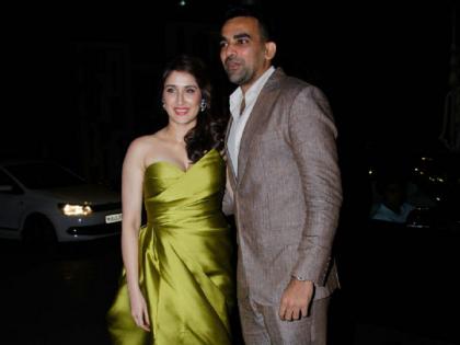 Zaheer Khan and Sagarika Ghatge celebrity attendance! | ​झहीर खान व सागरिका घाटगेच्या साखरपुड्याला सेलिब्रिटींची हजेरी!