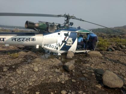 Coast Guard's helicopter collapses in Murud; Female pilot seriously injured | मुरुडमध्ये तटरक्षक दलाचे हेलिकॉप्टर कोसळले; महिला वैमानिक गंभीर जखमी