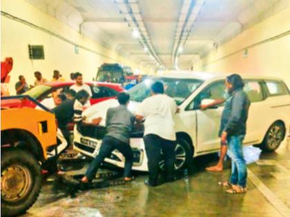 पाच ते सात मिनिटांमध्ये ‘ऑपरेशन ट्रॅफिक क्लीअर’; अपघातग्रस्त वाहन क्रेनद्वारे हटवून वाहतूक सुरळीत - Marathi News | 'Operation Traffic Clear' in five to seven minutes; Traffic smoothed after removing the accident-affected vehicle with a crane | Latest News at Lokmat.com