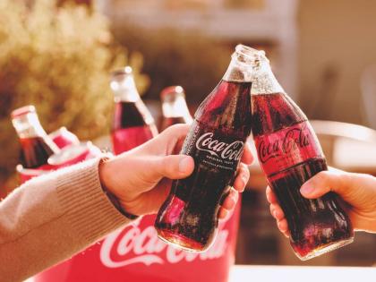 Donald Trump Coca-Cola is now introducing a Coke made from sugar; so what were people drinking until now | ट्रम्प यांचं म्हणणं ऐकलं, आता साखरेपासून बनलेलं कोक आणतेय कोका-कोला कंपनी; मग आतापर्यंत काय पीत होते लोक? Donald Trump Coca-Cola is now introducing a Coke made from sugar; so what were people drinking until now | ट्रम्प यांचं म्हणणं ऐकलं, आता साखरेपासून बनलेलं कोक आणतेय कोका-कोला कंपनी; मग आतापर्यंत काय पीत होते लोक?