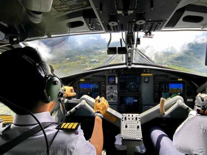 2 passengers entered the cockpit, spice jet plane stuck for seven hours | कॉकपीटमध्ये घुसले २ प्रवासी, सात तास लटकले विमान