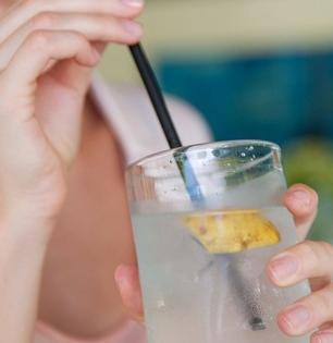 नारळ पाण्यात लिंबाचा रस टाकून प्यायल्यास काय होतं? उन्हाळ्यात या प्रश्नाचं उत्तर माहिती हवंच..