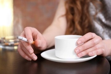 कॉफीसह धूम्रपान करणाऱ्याची सवय असेल तर वेळीच व्हा सावध; 'या' समस्यांचा करावा लागेल सामना