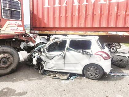 A speeding car hits a container turning from a divider; one dead, one seriously injured | दुभाजकापासून वळण घेणाऱ्या कंटेनरला भरधाव कारची धडक; एकाचा मृत्यू, एक गंभीर जखमी