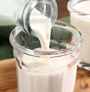 पित्त भडकताच थंडगार दुधाचा ग्लास घ्या हातात, पाहा पित्त कमी करण्यासाठी गार दुधाचा सोपा उपाय