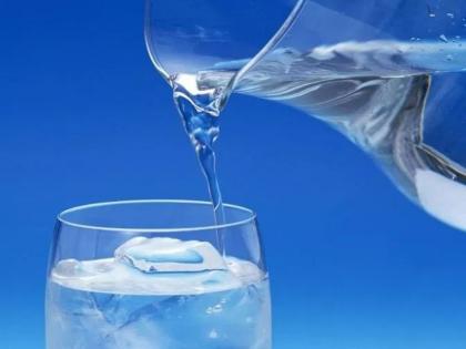 Disadvantages of drinking cold water in summer | उन्हाळ्यात फ्रिजचं थंड पाणी पिणं पडू शकतं महागात, आरोग्याला होतात हे नुकसान