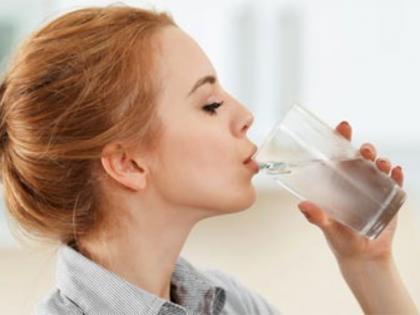 drinking cold water in summer is dangerous for health | Health tips: उन्हाळ्यात थंड पाणी पिण्याचे आहेत फारच मोठे धोके, गंभीर आजारांना द्याल कायमच आमंत्रण