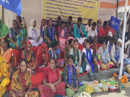 Vendors set up a market in front of Satara District Collectorate to protest against the no hawkers zone | सातारा जिल्हाधिकारी कार्यालयासमोर विक्रेत्यांनी भरविला बाजार Vendors set up a market in front of Satara District Collectorate to protest against the no hawkers zone | सातारा जिल्हाधिकारी कार्यालयासमोर विक्रेत्यांनी भरविला बाजार