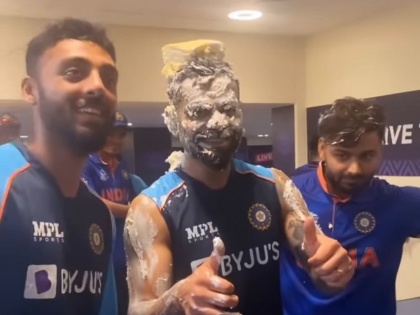 T20 World Cup : Virat Kohli becomes the first ever cricketer to captain India to a win on a birthday, Watch his birthday celebration in dressing room  | Virat Kohli Birthday Celebration : ड्रेसिंग रूममध्ये दणक्यात साजरा झाला विराट कोहलीचा बर्थ डे; महेंद्रसिंग धोनीला शोधू लागली लोकं 