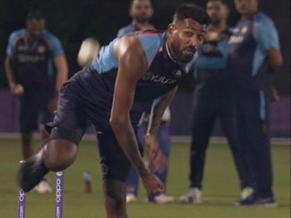 T20 World Cup, IND vs NZ : Good news for India - Hardik Pandya bowled once again in the nets and he went through extended fitness drills  | T20 World Cup, IND vs NZ : हार्दिक पांड्यासाठी सारी यंत्रणा कामाला लागली; अष्टपैलू खेळाडूनंही नेट्समध्ये गोलंदाजी करून लाज राखली 