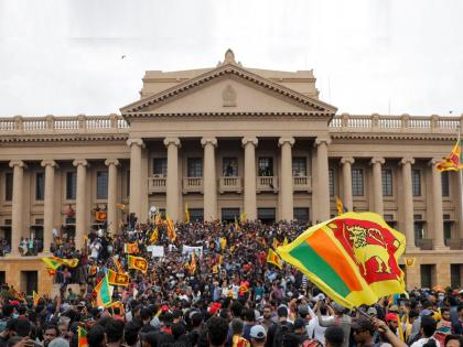 Sri Lanka Crisis: Government' of protesters in Sri Lanka hold mock cabinet meeting at presidential house | Sri Lanka Crisis : श्रीलंकेत आंदोलकांचं 'सरकार'! राष्ट्रपती भवनात घेतली 'कॅबिनेट' बैठक, पंतप्रधानांच्या घरी केली पार्टी