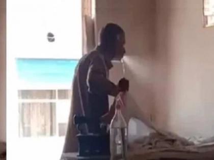 Old Man Sprinkle Water From Mouth While Ironing Clothes, People angry Video went viral | तोंडात पाणी भरून कपड्यांवर फवारलं, मग करू लागला प्रेस; VIDEO पाहून लोक भडकले