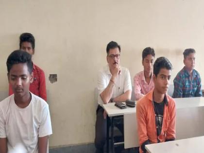 Katihar Dm In Classroom | Collector of Katihar secretly came and sat in the classroom, teacher saw him and ask him question | जिल्हाधिकारी मागच्या दाराने वर्गात येऊन बसले, शिक्षकाची नजर पडताच...पाहा पुढे काय झालं?