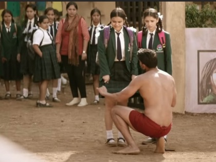 commando 3 vidyut jammwal entry shows wrestler pulling skirt of a schoolgirl | Commando 3: शाळकरी मुलीचा स्कर्ट खेचण्याचे दृश्य पाहून भडकले नेटकरी, टीकेचा भडीमार
