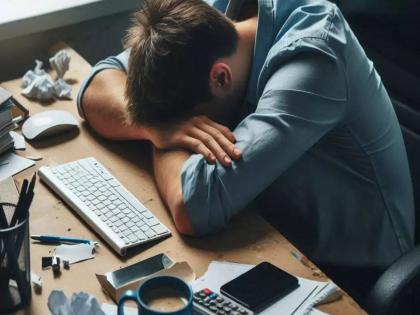 Company fired employee for sleeping on the job, court fines company Rs 41 lakh | ऑफिसमध्ये झाेपला, कामावरून काढले; कोर्टाने कंपनीला लावला ४१ लाख रुपयांचा दंड