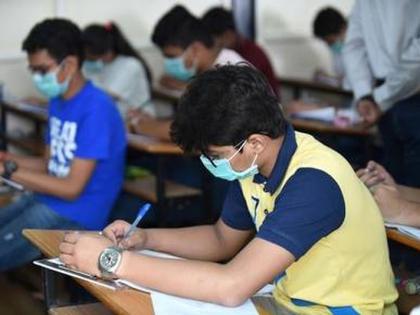 Paper in lockdown ... for the first time a student wearing a mask will take the exam | लॉकडाऊनमधील पेपर...  पहिल्यांदाच मास्क घालून विद्यार्थी देणार परीक्षा