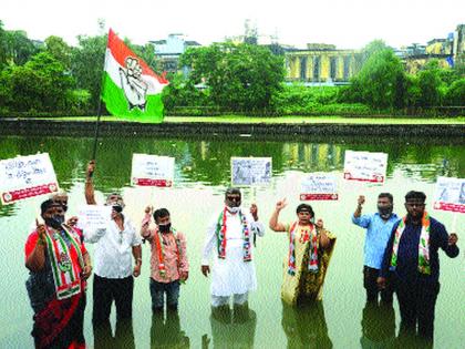 Hathras Case: Congress protests Hathras incident; The agitation in the lake in Juinagar | Hathras Case: काँग्रेसतर्फे हाथरस घटनेचा निषेध; जुईनगरमध्ये तलावात केले आंदोलन