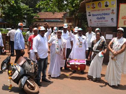 Congress Inflation Jumla Movement against inflation in Ratnagiri | रत्नागिरीत महागाईविरोधात काँग्रेसचे ‘महागाई जुमला आंदोलन’, दुचाकी आडवी करुन घातला हार तर..