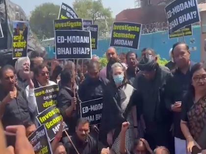 opposition in black protests over rahul gandhi ouster from lok sabha sonia kharge seen in black ress | राहुल गांधींच्या खासदारकीवरुन विरोधकांची निदर्शने; मल्लिकार्जुन खरगेंनी भाजपवर साधला निशाणा