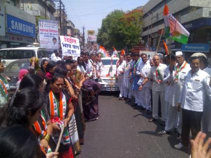 Congress's betrayal rally against Modi government, prohibition of fuel price hike | काँग्रेसचा मोदी सरकारविरोधात विश्वासघात मोर्चा, इंधन दरवाढीचा केला निषेध