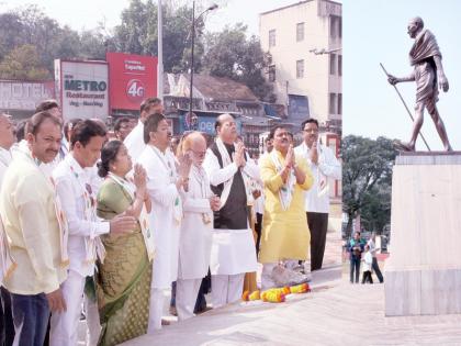 Prayer for the goodness by Congress, near Pune railway station the statue of Mahatma Gandhi | पुणे रेल्वे स्थानकाजवळीस महात्मा गांधी पुतळ्याजवळ काँग्रेसची सद्भाव, सलोख्यासाठी प्रार्थना