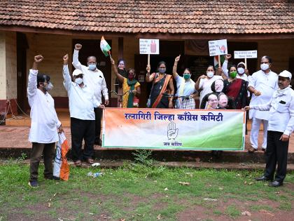 Congress agitation against fuel price hike | इंधन दरवाढीविरोधात काँग्रेसचे आंदोलन