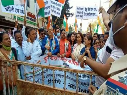 congress agitation in pune narendra modi statement | Video: 'महाराष्ट्राला बदनाम करणाऱ्या नरेंद्र मोदींचा धिक्कार असो', पुण्यात काँग्रेसचे आंदोलन