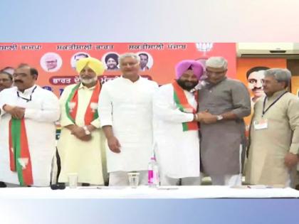 Punjab Congress has split, many big leaders, former ministers have joined BJP | पंजाब काँग्रेसमध्ये उभी फूट, अनेक बडे नेते, माजी मंत्र्यांनी केला भाजपात प्रवेश 