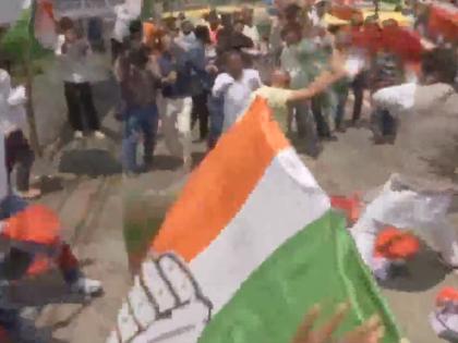 PM Modi was insulted, abused, BJP and Congress workers clashed, riots broke out in Patna | पंतप्रधान मोदींना शिविगाळ, अपशब्द, भाजपा आणि काँग्रेसचे कार्यकर्ते भिडले, पाटण्यात तुफान राडा PM Modi was insulted, abused, BJP and Congress workers clashed, riots broke out in Patna | पंतप्रधान मोदींना शिविगाळ, अपशब्द, भाजपा आणि काँग्रेसचे कार्यकर्ते भिडले, पाटण्यात तुफान राडा