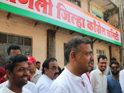 Vishal Patil visited the Congress Bhawan and installed the new digital board of the District Congress Committee | Sangli: संतप्त कार्यकर्त्यांनी ‘काँग्रेस’ शब्दावर रंग फासला, विशाल पाटील यांनी नवा डिजिटल फलक लावला