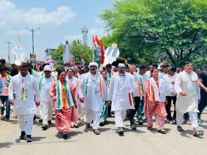 "What happened to the 16 promises made by Narendra Modi to farmers like loan waiver and MSP?", Congress alleges. | "नरेंद्र मोदींनी शेतकऱ्यांना दिलेल्या कर्जमाफी, एमएसपी सारख्या १६ आश्वासनांचे काय झाले?’’, काँग्रेसचा आरोप "What happened to the 16 promises made by Narendra Modi to farmers like loan waiver and MSP?", Congress alleges. | "नरेंद्र मोदींनी शेतकऱ्यांना दिलेल्या कर्जमाफी, एमएसपी सारख्या १६ आश्वासनांचे काय झाले?’’, काँग्रेसचा आरोप